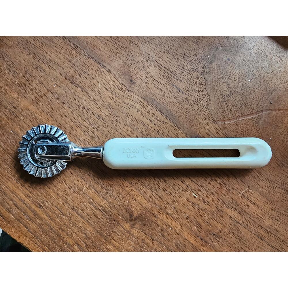 Vintage Bonny Pie Tool w/White Handle- Crust Wheel - USA - 7"